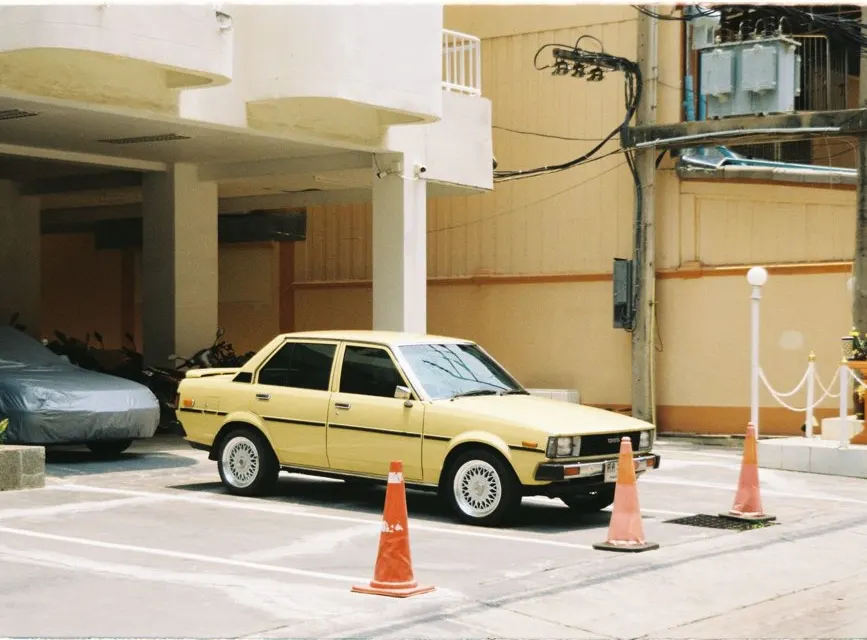 Une Toyota Corolla hybride récente stationnée, vue trois quarts avant, en lumière douce.